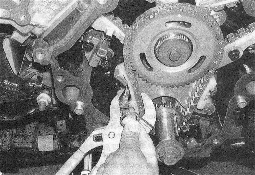 RAM Trucks 3.7L V6 and 4.7L V8 engines Locking the primary timing chain tensioner in the retracted position