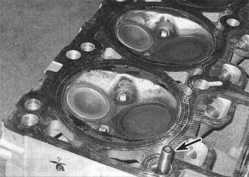 RAM Trucks Hemi engine Make sure the cylinder head surface is perfectly clean, free from old gasket material, carbon deposits and dirt - note that the dowel is part of the cylinder head stand